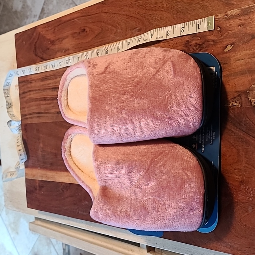 Nwt  pink slippers with memory foam
